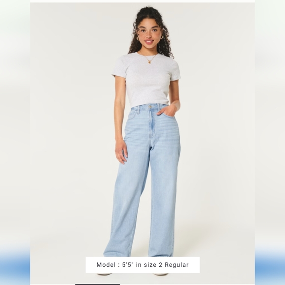 Hollister Ultra High-Rise Lightweight Light Wash Baggy Jeans. - Picture 2 of 5